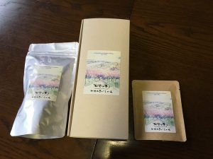 左から 豆または粉200ｇ（1620円） ワンドリップ6個箱入り（1050円） ワンドリップ1個（157円） 税込み