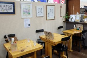 石巻市役所１階の店舗にラベル原画が展示してあります。